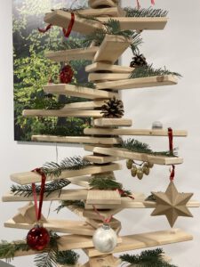 EFL-Adventsbaum 2025 in der EFL-Beratungsstelle Augsburg